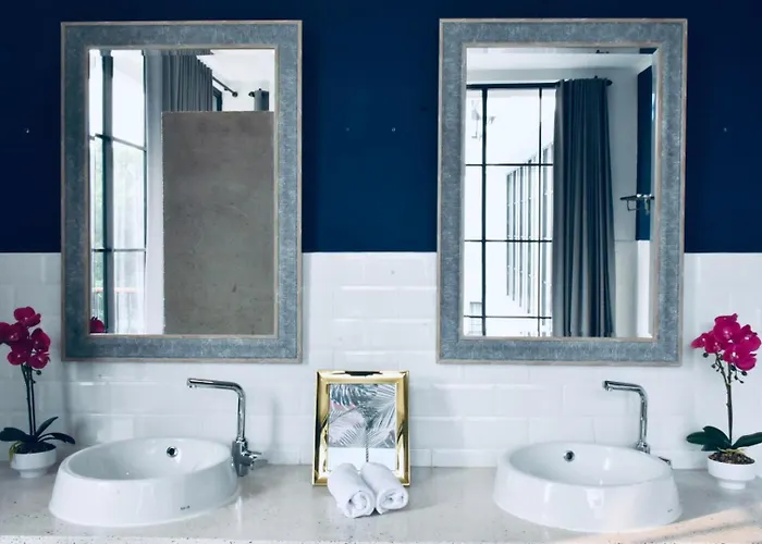 The W House, Luxury 5 Minutes From The